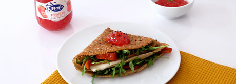 Crepes con queso de cabra, rúcula y mermelada de tomate