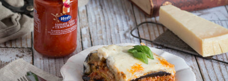 Musaka con tomate frito de temporada