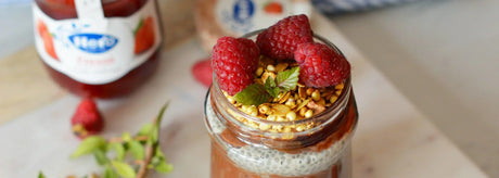 Pudding de chía y chocolate con confitura de fresas