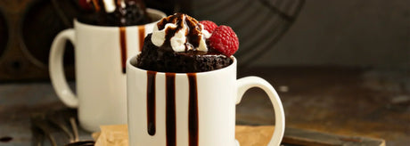 Mug cake de chocolate con mermelada de fresa
