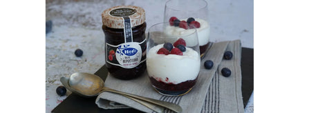 Vasito de tarta de queso con mermelada de temporada