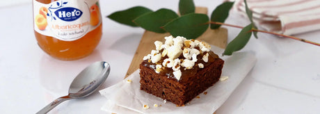 Brownie con confitura de albaricoque y palomitas de maíz