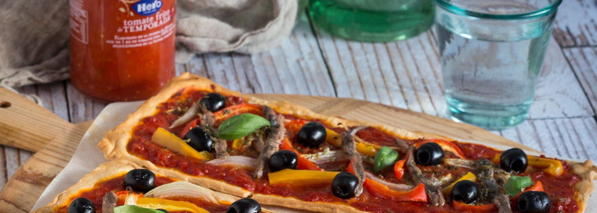 Coca de anchoas y olivas