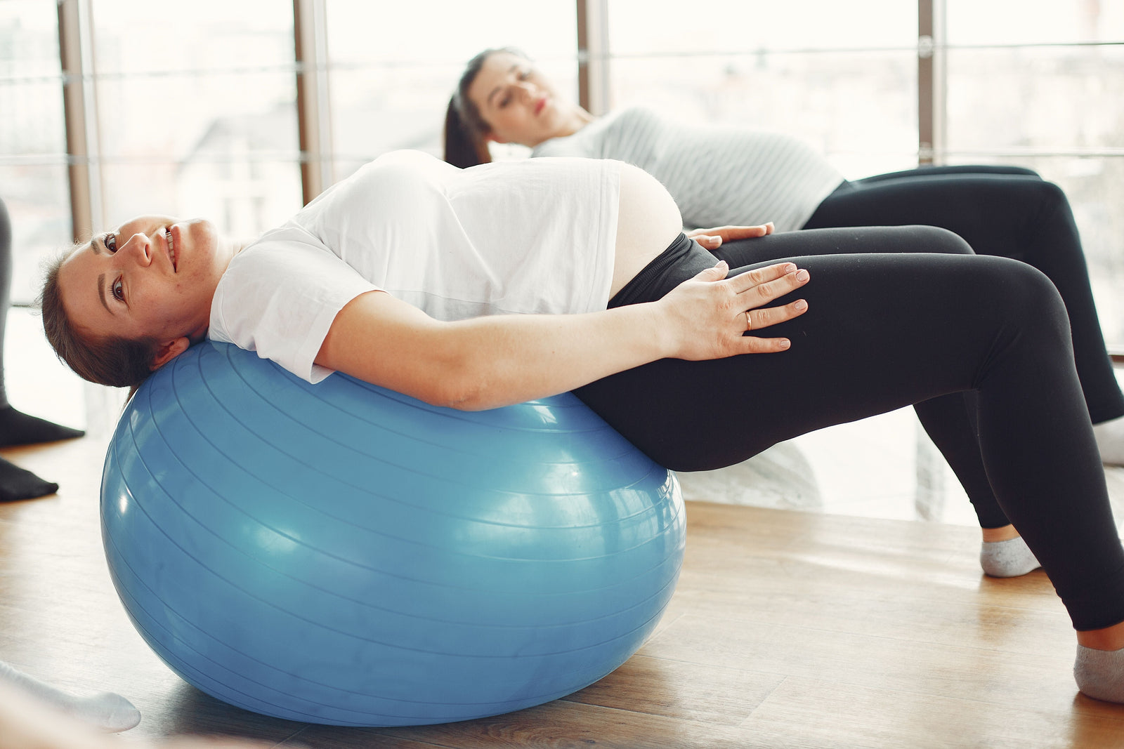 Conoce los beneficios de usar una pelota de pilates durante el embarazo