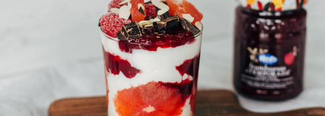 Vasito de yogur, mermelada de Temporada de frambuesas, pomelo y chocolate negro