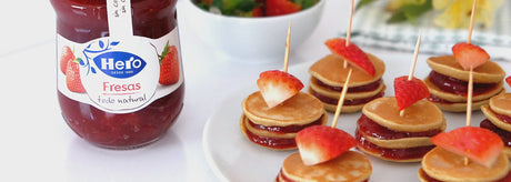 Mini pancakes de plátano con confitura de fresas