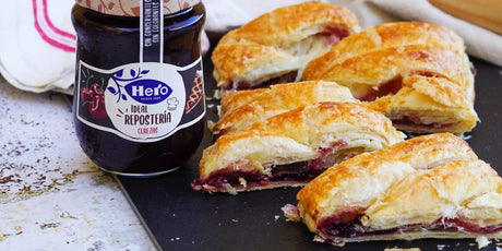 Trenza de hojaldre rellena de mermelada Temporada de cerezas